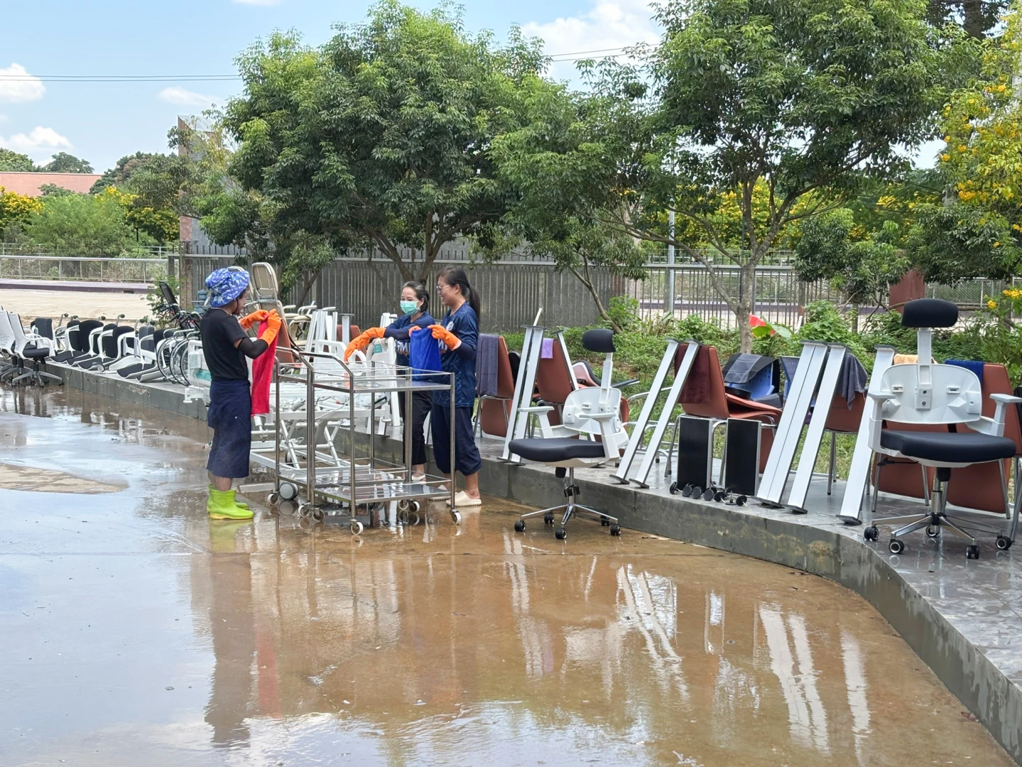 The Planning Division Participates in "Big Cleaning Day" to Clean Buildings and Equipment Damaged by Flooding in Chiang Rai Province and the Elderly Health Promotion and Rehabilitation Center at the University of Phayao