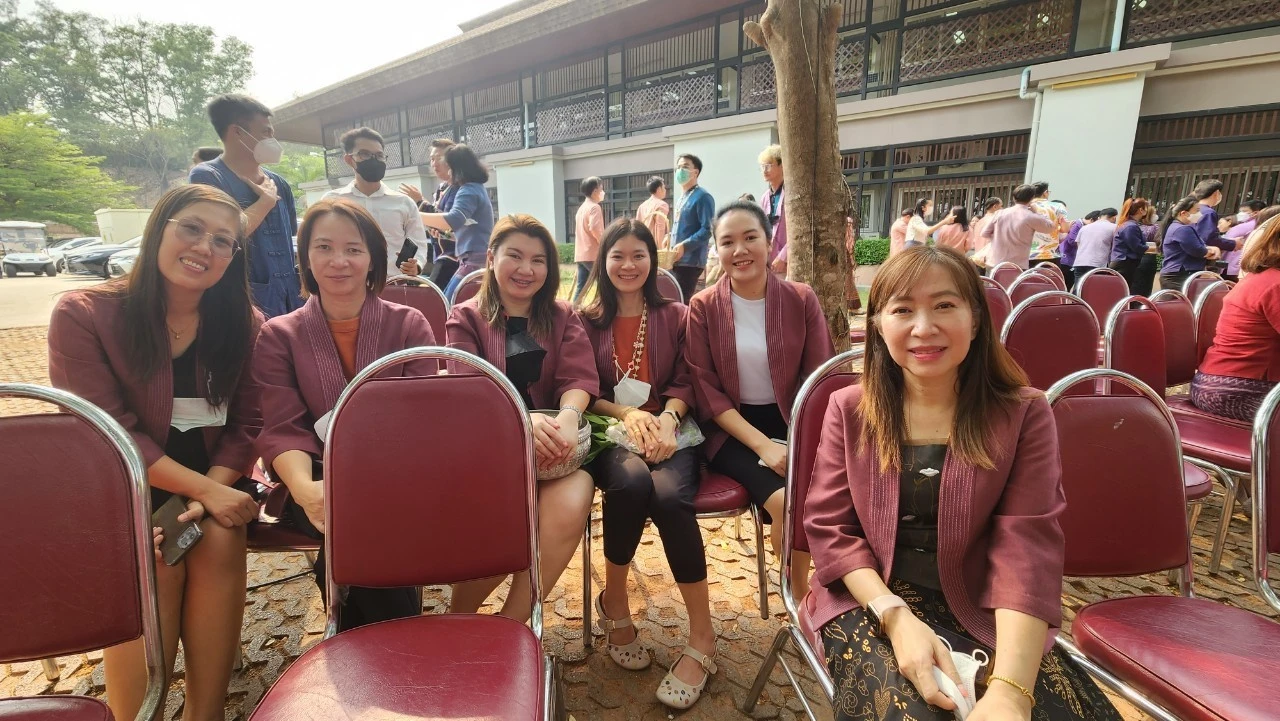 Personnel from the Planning Division Participate in the Water Pouring Ceremony for the President and Elders on the Occasion of the Songkran Festival at Phayao University for the Year 2023