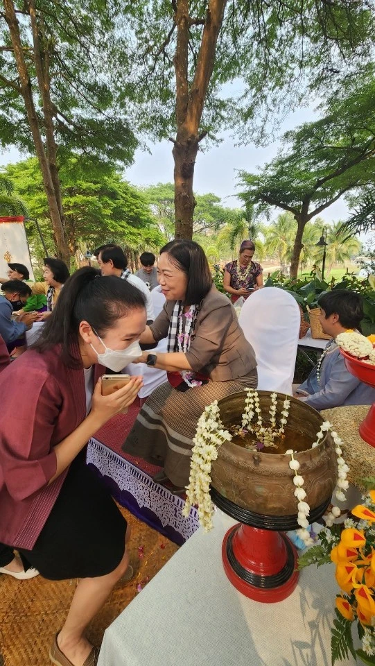 Personnel from the Planning Division Participate in the Water Pouring Ceremony for the President and Elders on the Occasion of the Songkran Festival at Phayao University for the Year 2023