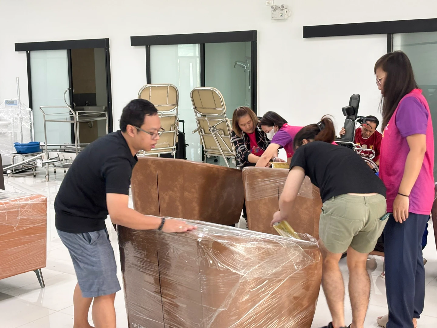 The Planning Division Participates in "Big Cleaning Day" to Clean Buildings and Equipment Damaged by Flooding in Chiang Rai Province and the Elderly Health Promotion and Rehabilitation Center at the University of Phayao