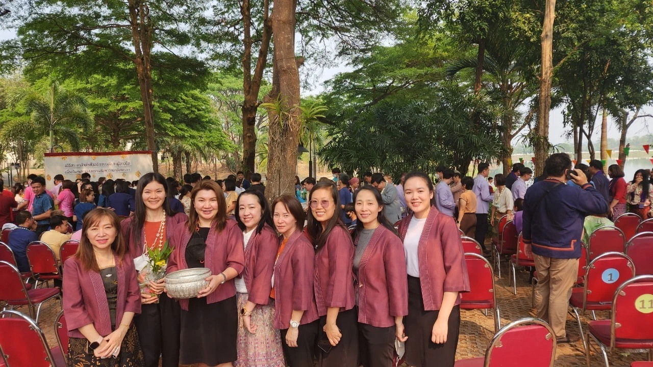 Personnel from the Planning Division Participate in the Water Pouring Ceremony for the President and Elders on the Occasion of the Songkran Festival at Phayao University for the Year 2023