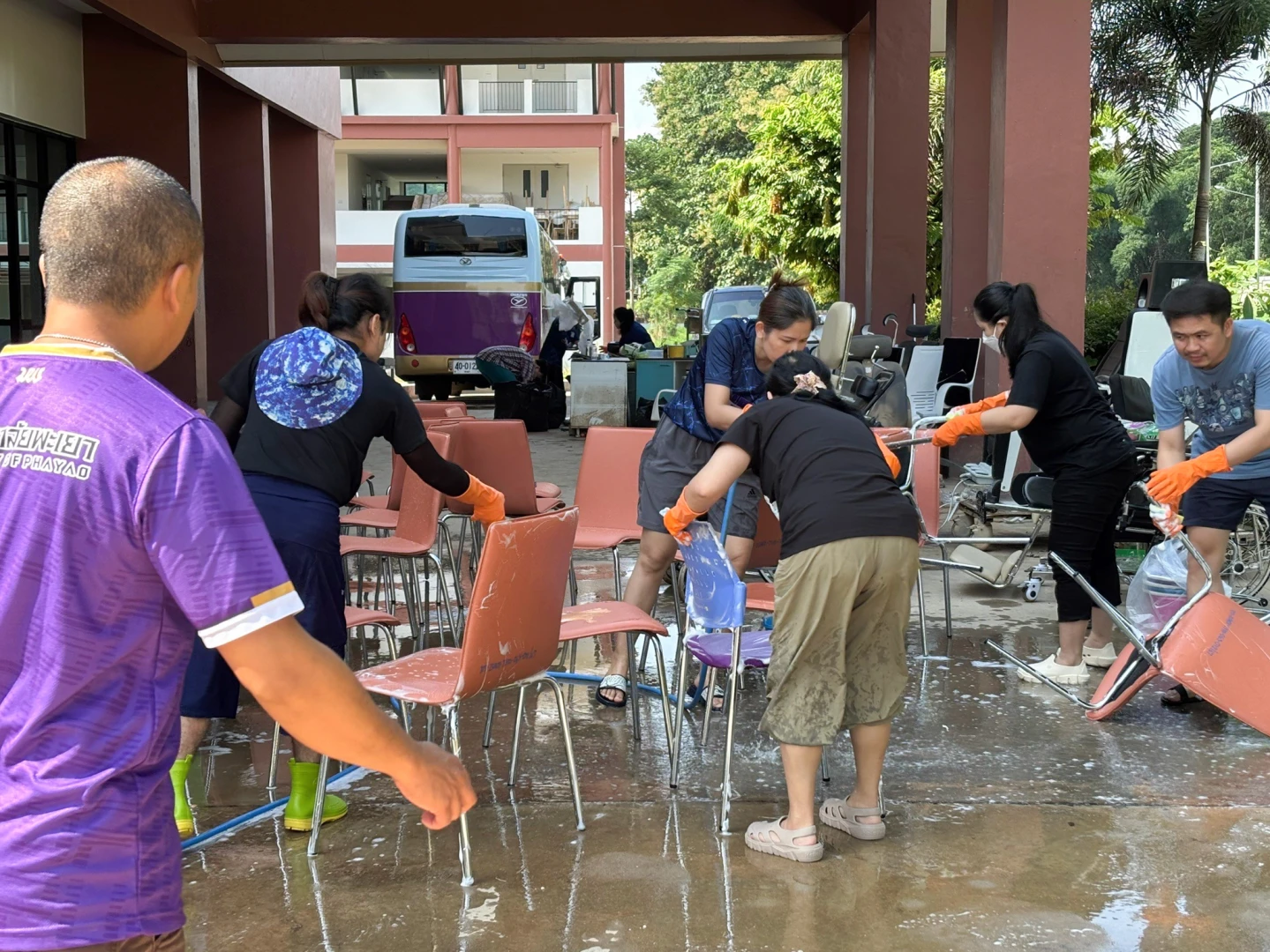 The Planning Division Participates in "Big Cleaning Day" to Clean Buildings and Equipment Damaged by Flooding in Chiang Rai Province and the Elderly Health Promotion and Rehabilitation Center at the University of Phayao