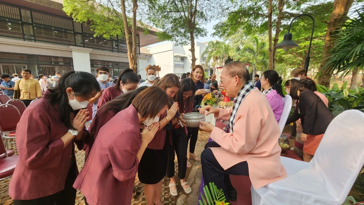 Personnel from the Planning Division Participate in the Water Pouring Ceremony for the President and Elders on the Occasion of the Songkran Festival at Phayao University for the Year 2023