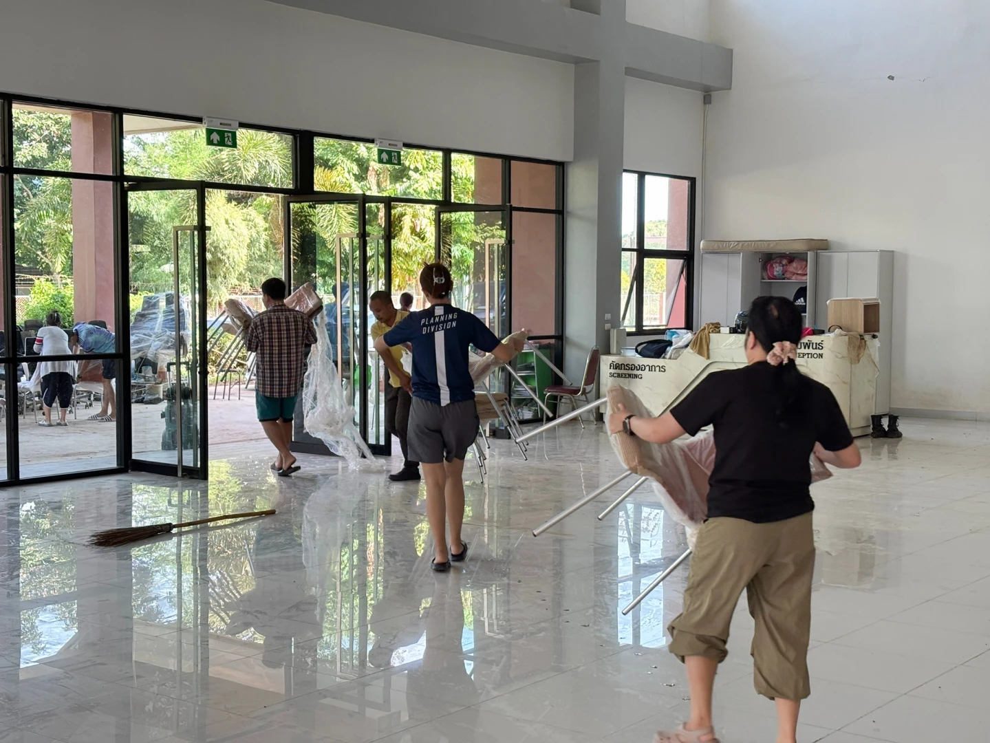 The Planning Division Participates in "Big Cleaning Day" to Clean Buildings and Equipment Damaged by Flooding in Chiang Rai Province and the Elderly Health Promotion and Rehabilitation Center at the University of Phayao