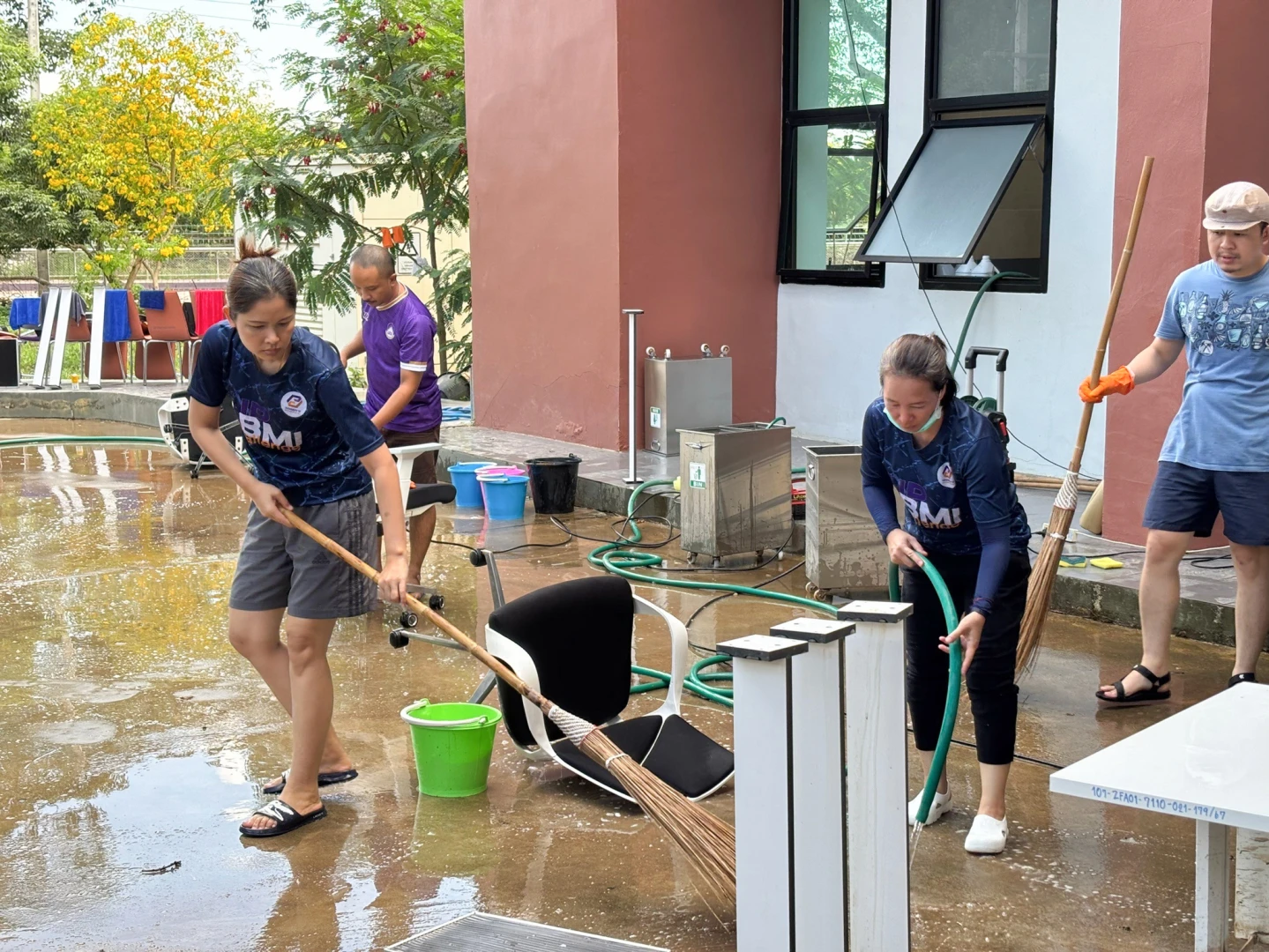 The Planning Division Participates in "Big Cleaning Day" to Clean Buildings and Equipment Damaged by Flooding in Chiang Rai Province and the Elderly Health Promotion and Rehabilitation Center at the University of Phayao