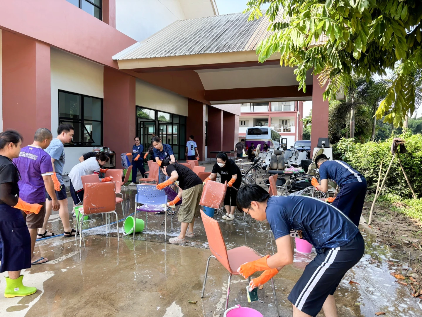 The Planning Division Participates in "Big Cleaning Day" to Clean Buildings and Equipment Damaged by Flooding in Chiang Rai Province and the Elderly Health Promotion and Rehabilitation Center at the University of Phayao