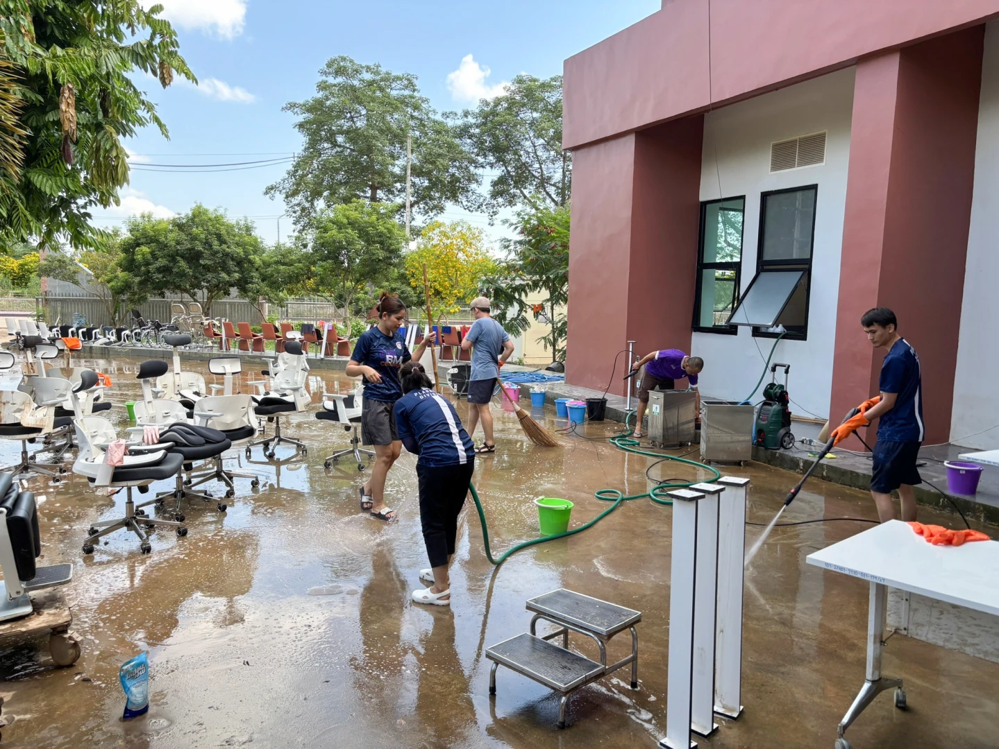 The Planning Division Participates in "Big Cleaning Day" to Clean Buildings and Equipment Damaged by Flooding in Chiang Rai Province and the Elderly Health Promotion and Rehabilitation Center at the University of Phayao