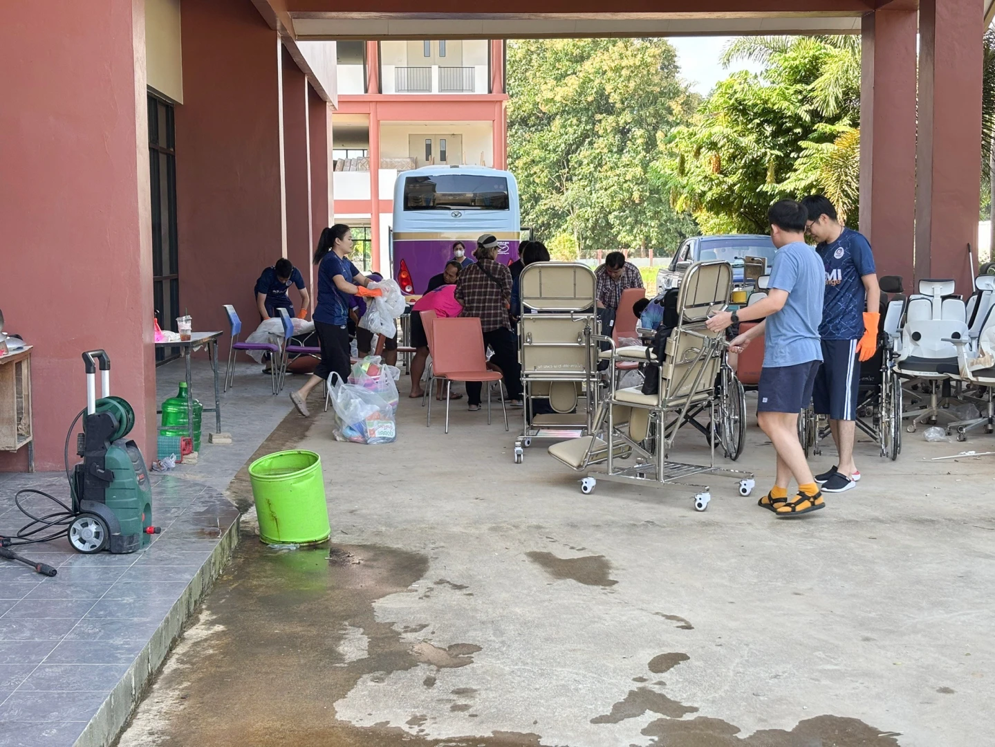 The Planning Division Participates in "Big Cleaning Day" to Clean Buildings and Equipment Damaged by Flooding in Chiang Rai Province and the Elderly Health Promotion and Rehabilitation Center at the University of Phayao