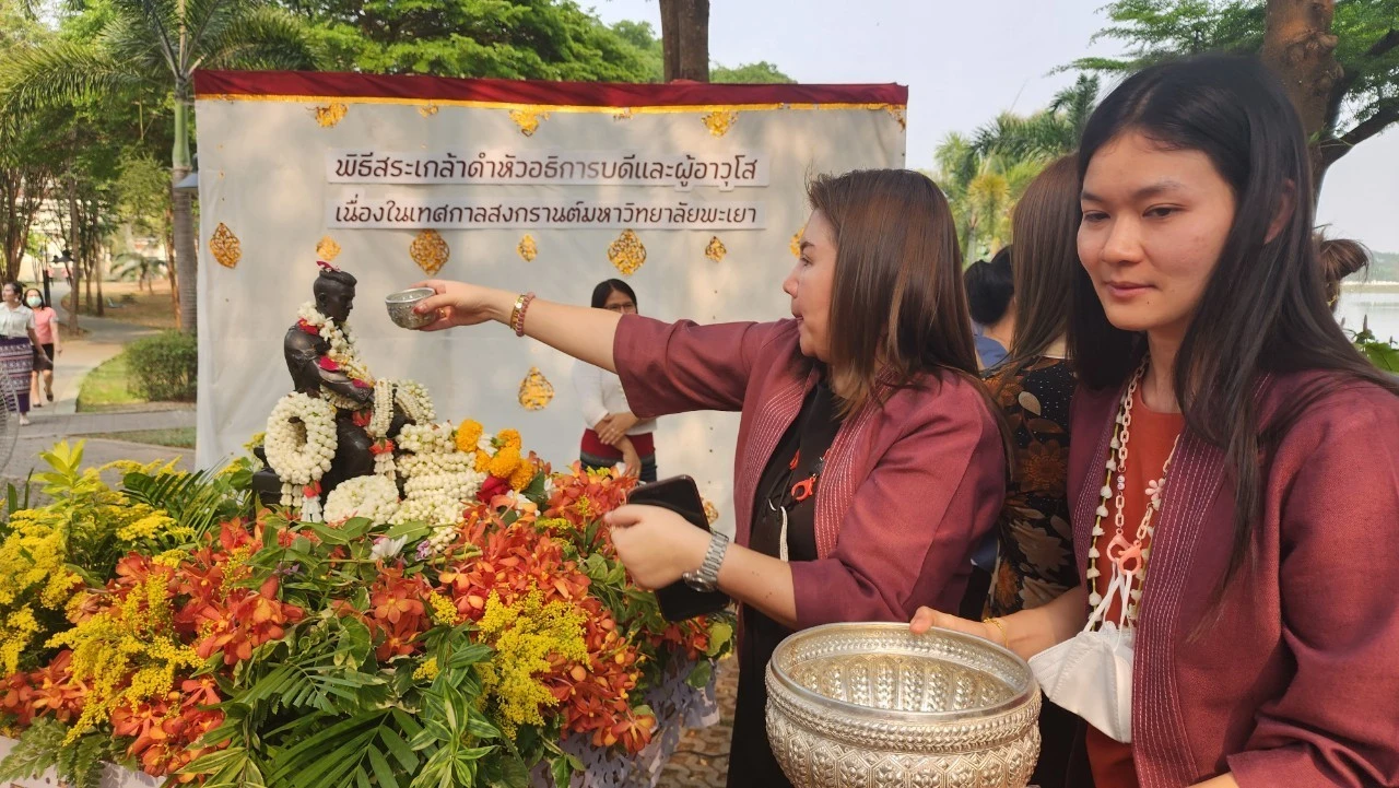 Personnel from the Planning Division Participate in the Water Pouring Ceremony for the President and Elders on the Occasion of the Songkran Festival at Phayao University for the Year 2023