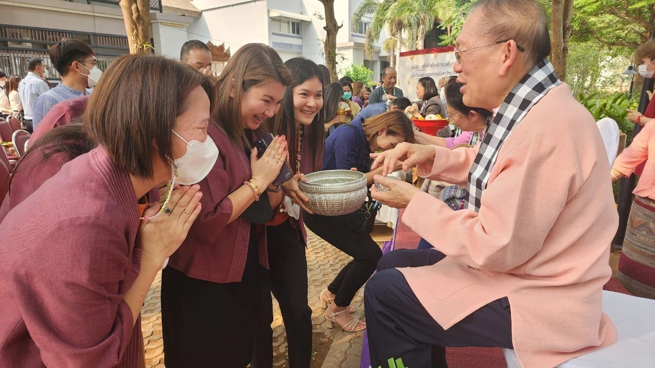 Personnel from the Planning Division Participate in the Water Pouring Ceremony for the President and Elders on the Occasion of the Songkran Festival at Phayao University for the Year 2023