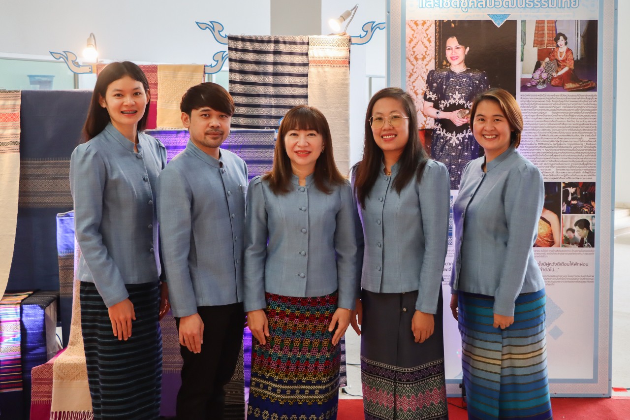 Planning Division, University of Phayao Ready to wear blue Thai clothes. to honor Her Majesty Queen Sirikit Her Majesty the Queen The Queen Mother On the occasion of the 90th Birthday Anniversary