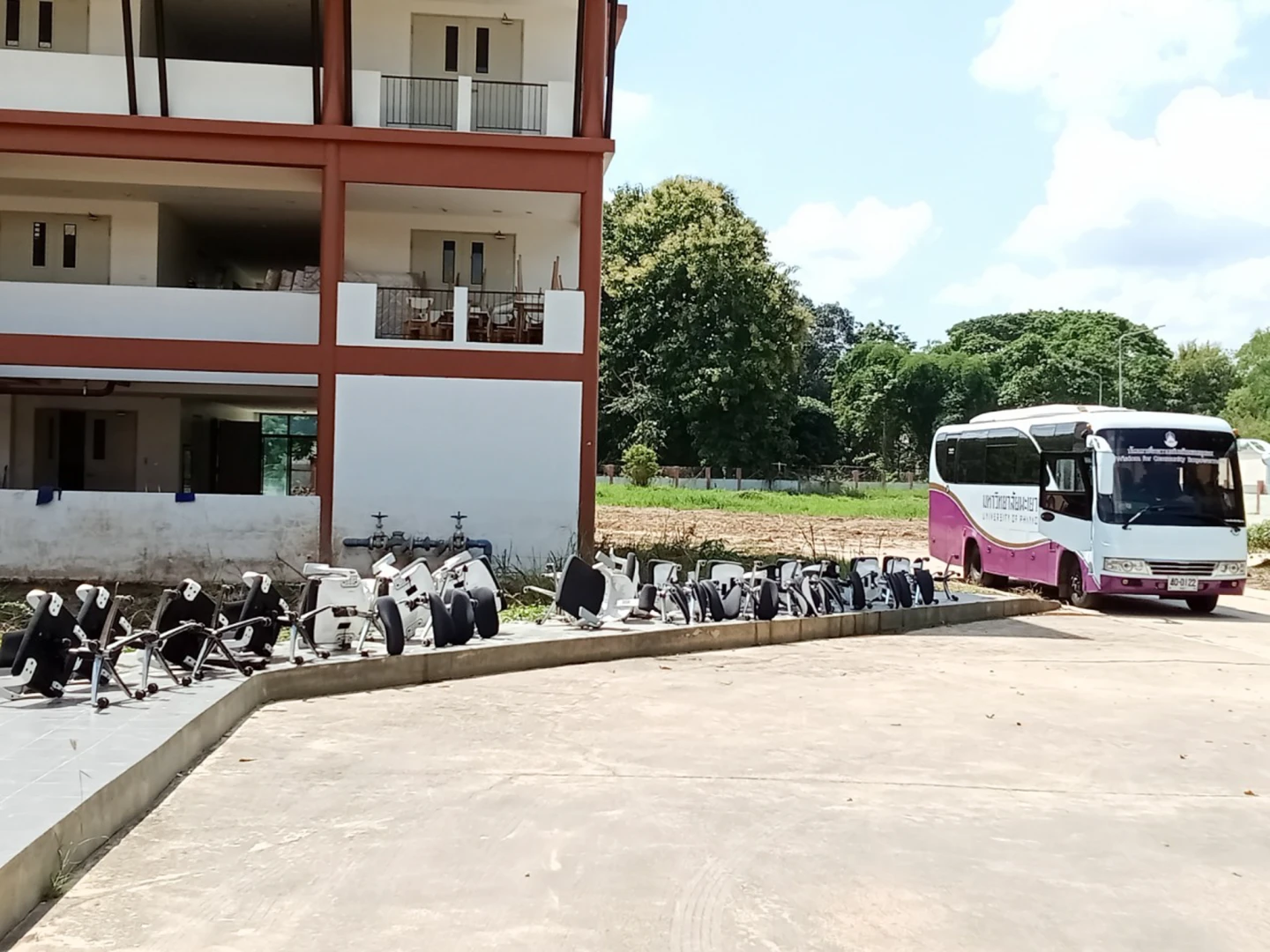 The Planning Division Participates in "Big Cleaning Day" to Clean Buildings and Equipment Damaged by Flooding in Chiang Rai Province and the Elderly Health Promotion and Rehabilitation Center at the University of Phayao