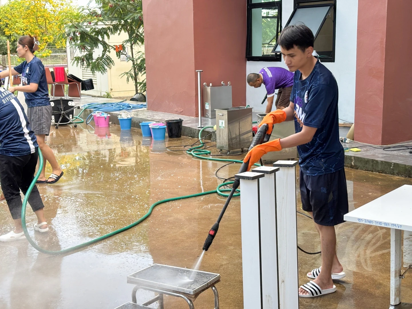 The Planning Division Participates in "Big Cleaning Day" to Clean Buildings and Equipment Damaged by Flooding in Chiang Rai Province and the Elderly Health Promotion and Rehabilitation Center at the University of Phayao