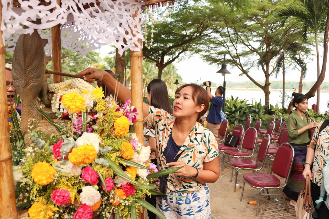 Executives and Staff of the Planning Division Participate in the Songkran Ceremony to Pay Respect to the University President and Elders