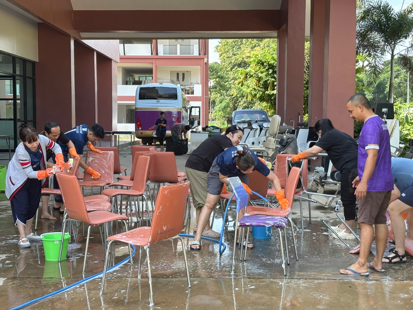 The Planning Division Participates in "Big Cleaning Day" to Clean Buildings and Equipment Damaged by Flooding in Chiang Rai Province and the Elderly Health Promotion and Rehabilitation Center at the University of Phayao