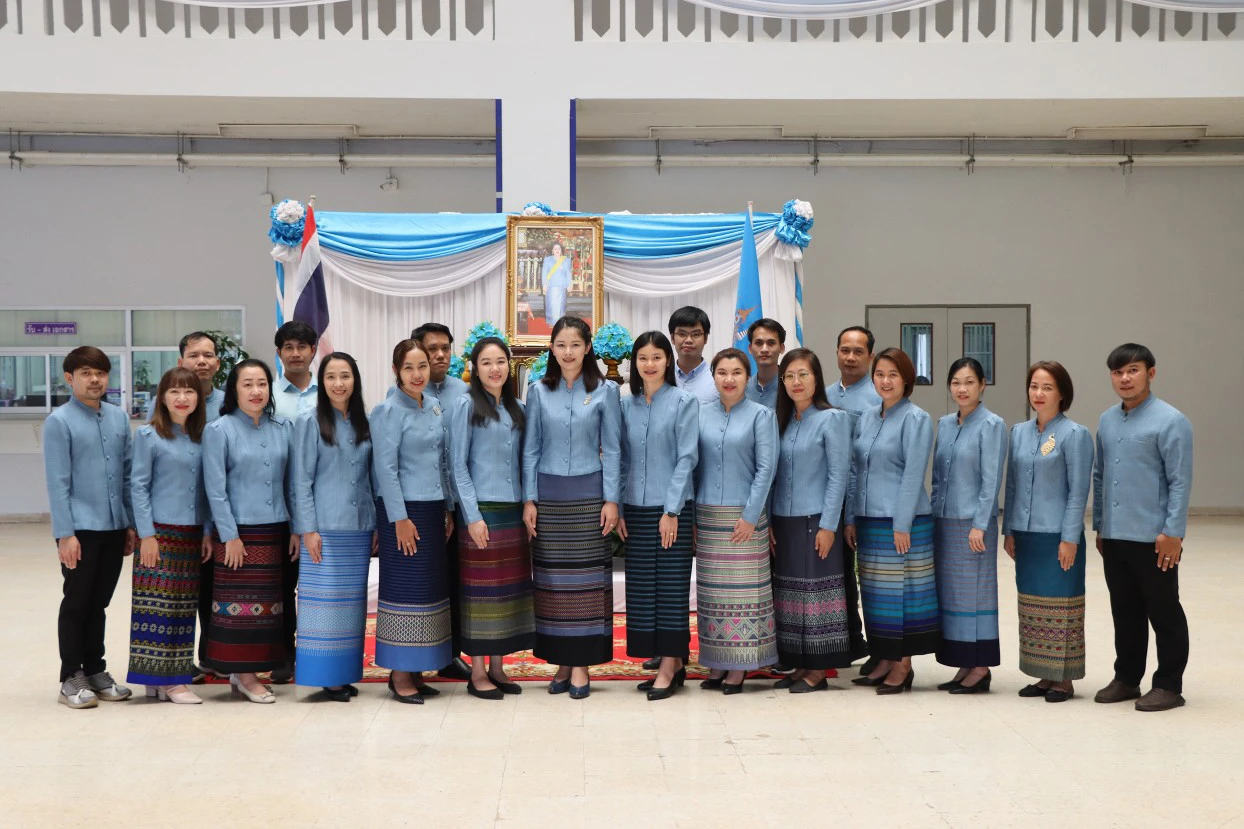 กองแผนงาน มหาวิทยาลัยพะเยา พร้อมใจสวมใส่เสื้อผ้าไทยสีฟ้า เพื่อเฉลิมพระเกียรติ สมเด็จพระนางเจ้าสิริกิติ์ พระบรมราชินีนาถ พระบรมราชชนนีพันปีหลวง เนื่องในโอกาสวันเฉลิมพระชนมพรรษา 90 พรรษา