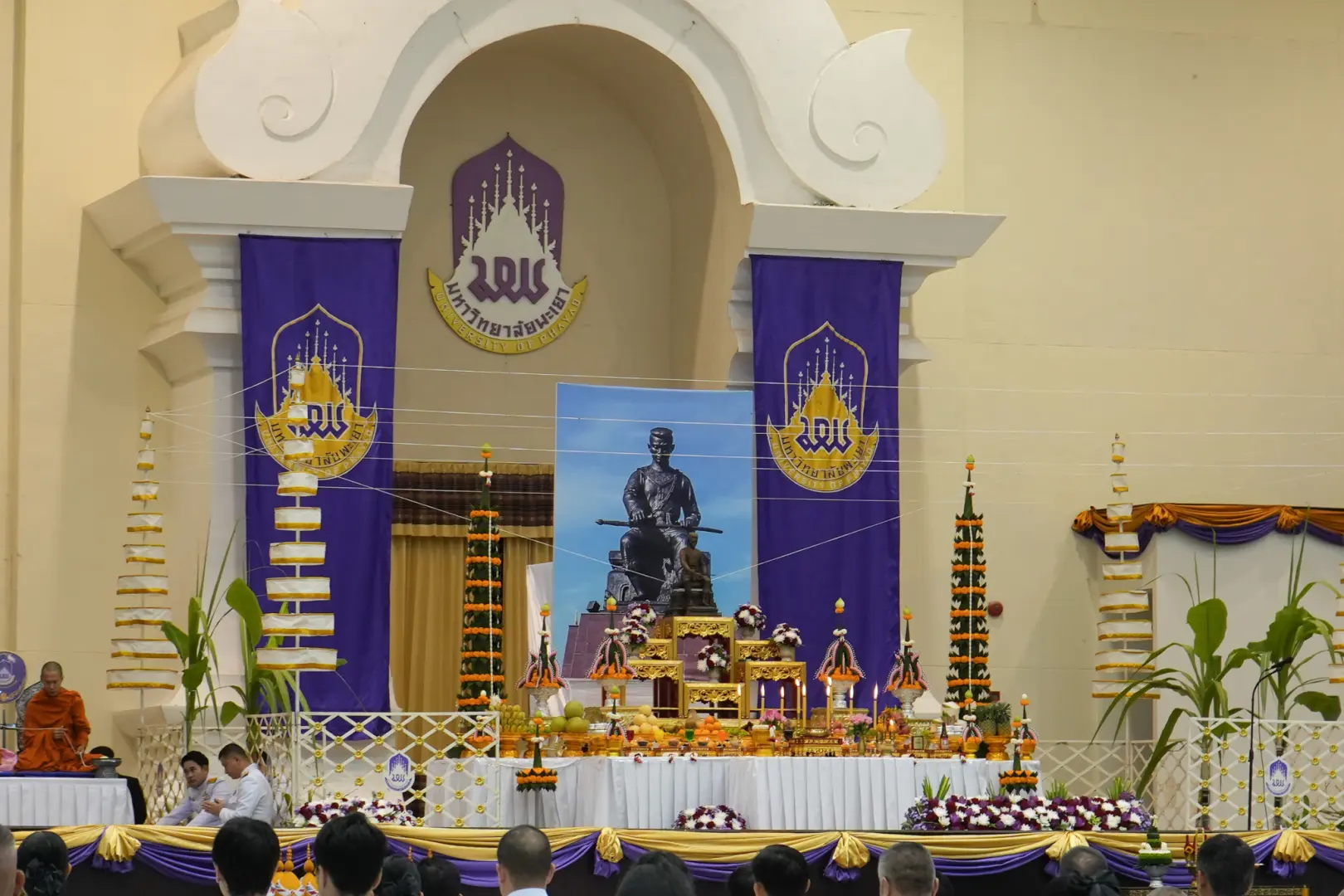 บุคลากรกองแผนงานร่วมพิธีวางพานพุ่มถวายเป็นราชสักการะในพิธีสถาปนามหาวิทยาลัยพะเยา ในโอกาสครบรอบ 15 ปี แห่งการสถาปนาเป็นมหาวิทยาลัยพะเยา
