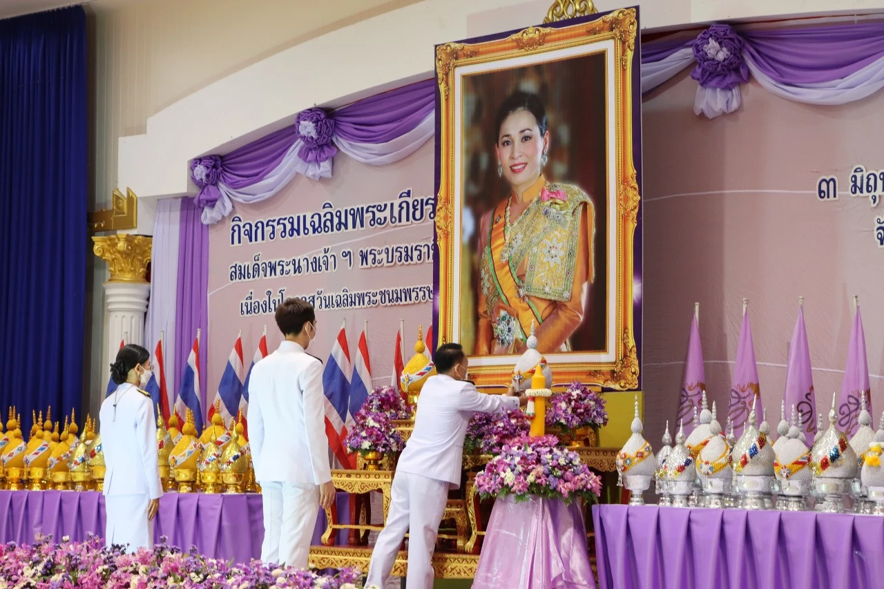 มหาวิทยาลัยพะเยา ร่วมพิธีถวายเครื่องราชสักการะและวางพานพุ่ม และพิธีถวายพระพรชัยมงคล เนื่องในโอกาสวันเฉลิมพระชนมพรรษา สมเด็จพระนางเจ้าสุทิดา พัชรสุธาพิมลลักษณ พระบรมราชินี 3 มิถุนายน 2566