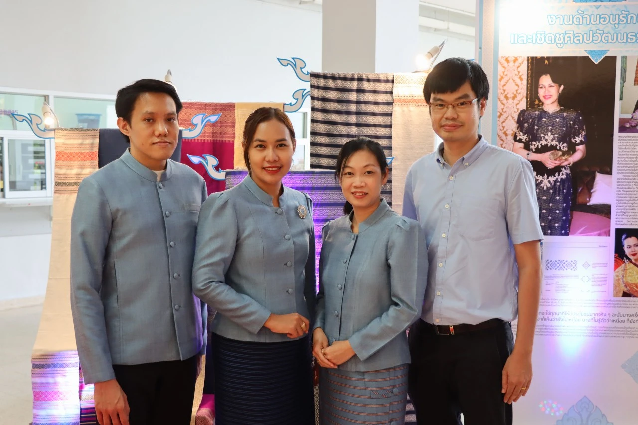 กองแผนงาน มหาวิทยาลัยพะเยา พร้อมใจสวมใส่เสื้อผ้าไทยสีฟ้า เพื่อเฉลิมพระเกียรติ สมเด็จพระนางเจ้าสิริกิติ์ พระบรมราชินีนาถ พระบรมราชชนนีพันปีหลวง เนื่องในโอกาสวันเฉลิมพระชนมพรรษา 90 พรรษา
