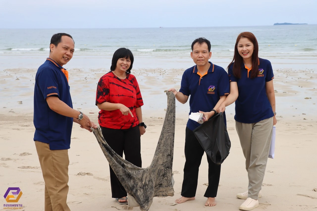 กองแผนงาน มหาวิทยาลัยพะเยา จัดโครงการพัฒนาองค์ความรู้สร้างความเป็นเลิศและกิจกรรมเพื่อสังคม (CSR) จิตอาสากำจัดขยะชายทะเลพัฒนาภูมิทัศน์