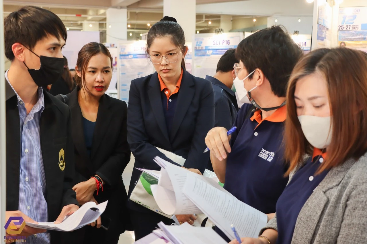 บุคลากรกองแผนงานนำเสนองานวิจัยในงานพะเยาวิจัย ครั้งที่ 12