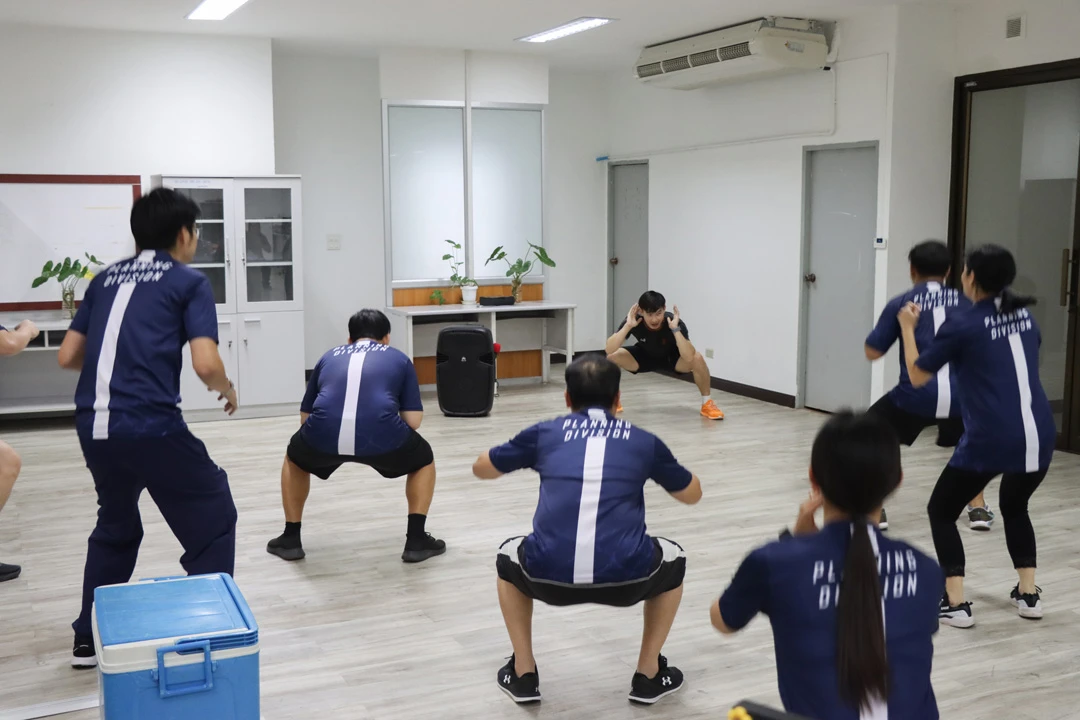 กองแผนงาน จัดกิจกรรมเต้นแอโรบิค (ประจำเดือนกุมภาพันธ์) โครงการเสริมสร้างสุขภาวะที่ดีในองค์กร (Good Health and Well – Being : BMI Challenge)
