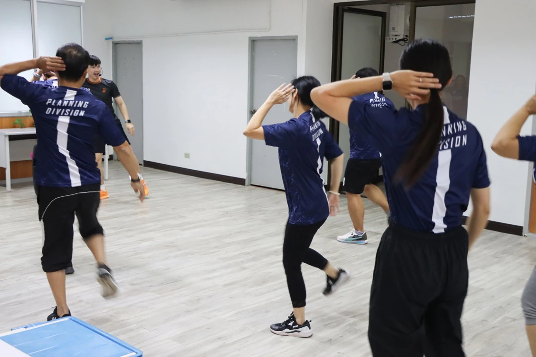 กองแผนงาน จัดกิจกรรมเต้นแอโรบิค (ประจำเดือนกุมภาพันธ์) โครงการเสริมสร้างสุขภาวะที่ดีในองค์กร (Good Health and Well – Being : BMI Challenge)