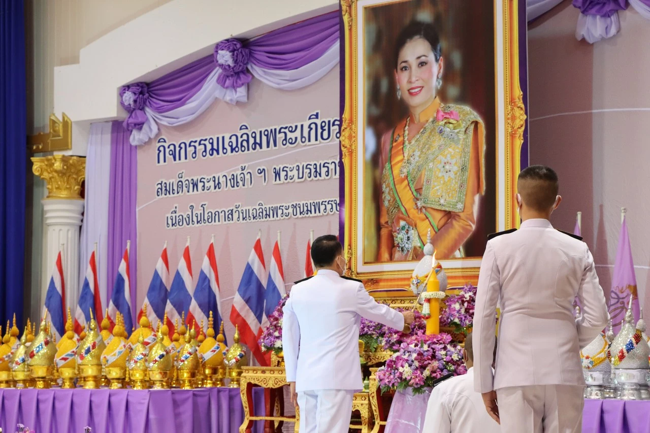 มหาวิทยาลัยพะเยา ร่วมพิธีถวายเครื่องราชสักการะและวางพานพุ่ม และพิธีถวายพระพรชัยมงคล เนื่องในโอกาสวันเฉลิมพระชนมพรรษา สมเด็จพระนางเจ้าสุทิดา พัชรสุธาพิมลลักษณ พระบรมราชินี 3 มิถุนายน 2566