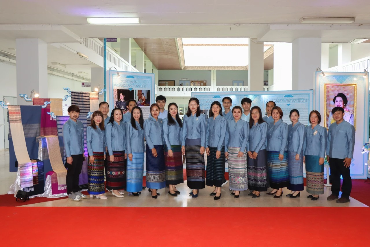 กองแผนงาน มหาวิทยาลัยพะเยา พร้อมใจสวมใส่เสื้อผ้าไทยสีฟ้า เพื่อเฉลิมพระเกียรติ สมเด็จพระนางเจ้าสิริกิติ์ พระบรมราชินีนาถ พระบรมราชชนนีพันปีหลวง เนื่องในโอกาสวันเฉลิมพระชนมพรรษา 90 พรรษา