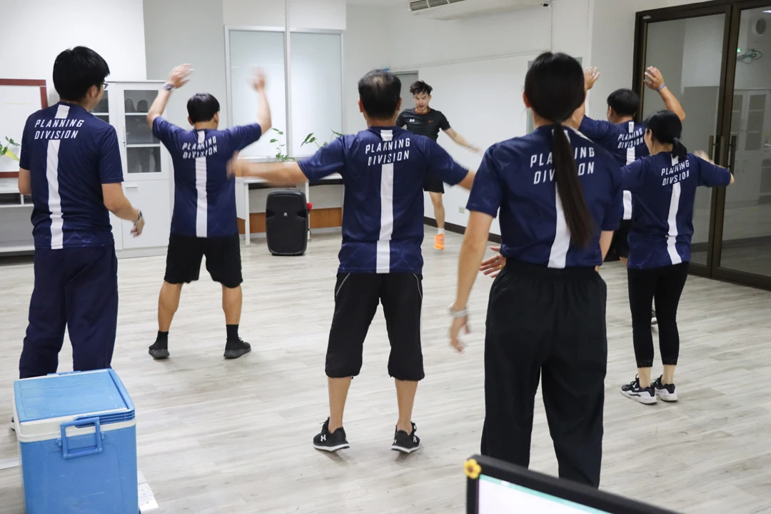 กองแผนงาน จัดกิจกรรมเต้นแอโรบิค (ประจำเดือนกุมภาพันธ์) โครงการเสริมสร้างสุขภาวะที่ดีในองค์กร (Good Health and Well – Being : BMI Challenge)