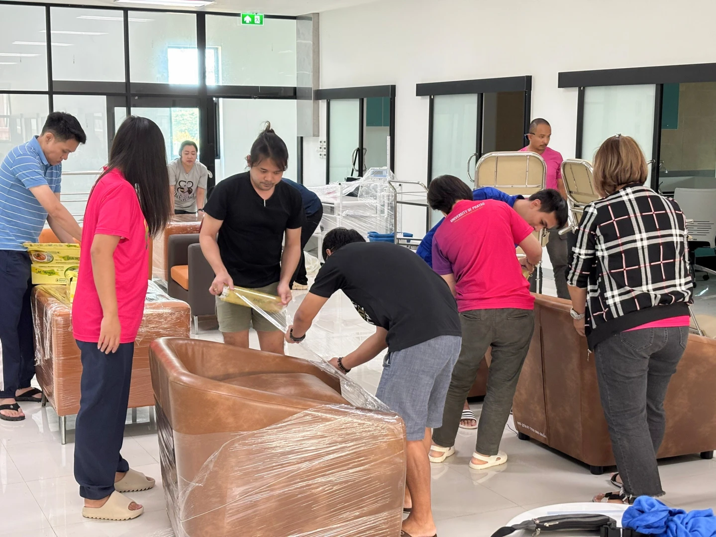 กองแผนงานร่วมทำกิจกรรม "Big Cleaning Day" ทำความสะอาดอาคารและครุภัณฑ์ที่ได้รับความเสียหายจากเหตุการณ์อุทกภัยในพื้นที่จังหวัดเชียงรายและอาคารศูนย์ส่งเสริมสุขภาพและฟื้นฟูผู้สูงอายุ มหาวิทยาลัยพะเยา