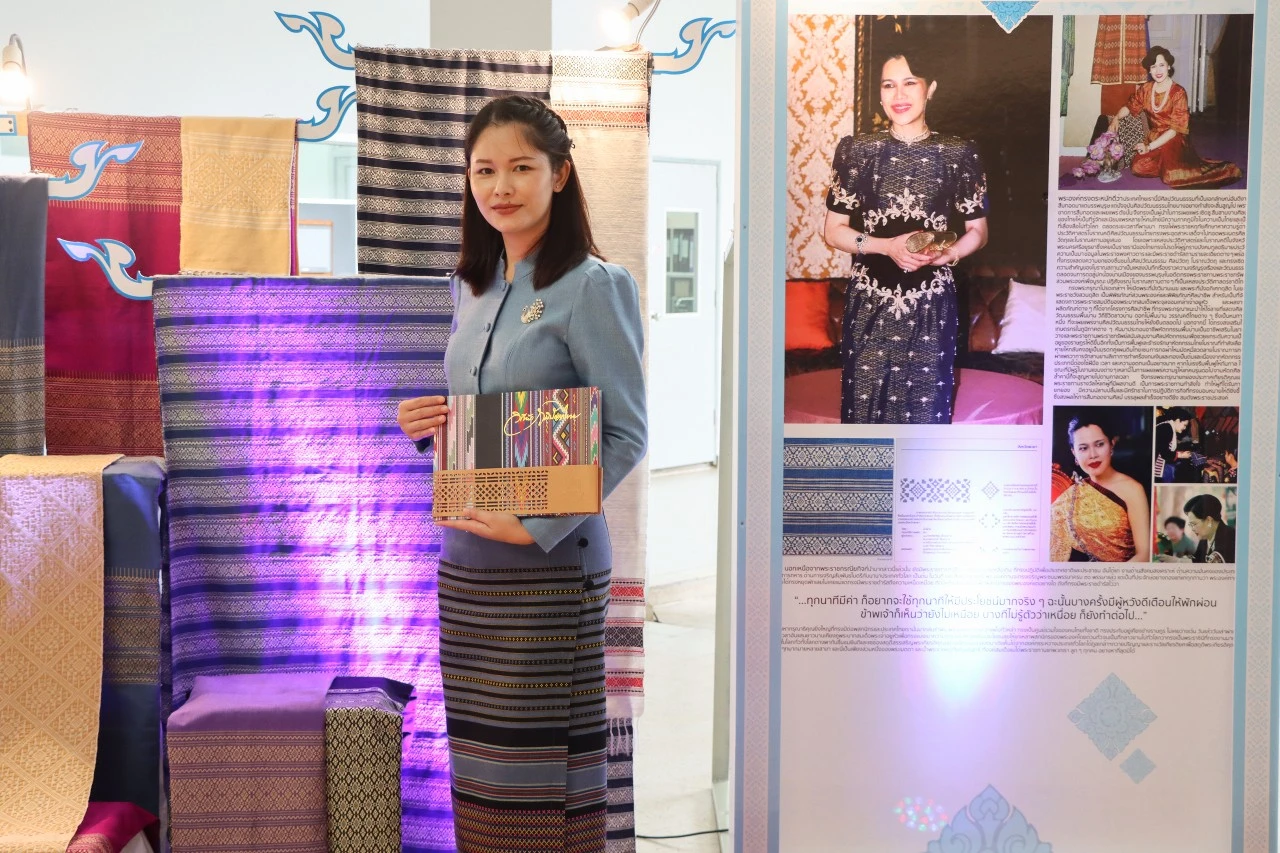 กองแผนงาน มหาวิทยาลัยพะเยา พร้อมใจสวมใส่เสื้อผ้าไทยสีฟ้า เพื่อเฉลิมพระเกียรติ สมเด็จพระนางเจ้าสิริกิติ์ พระบรมราชินีนาถ พระบรมราชชนนีพันปีหลวง เนื่องในโอกาสวันเฉลิมพระชนมพรรษา 90 พรรษา