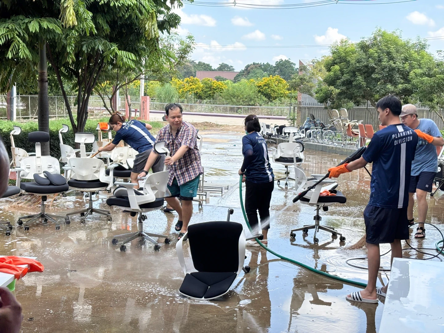 กองแผนงานร่วมทำกิจกรรม "Big Cleaning Day" ทำความสะอาดอาคารและครุภัณฑ์ที่ได้รับความเสียหายจากเหตุการณ์อุทกภัยในพื้นที่จังหวัดเชียงรายและอาคารศูนย์ส่งเสริมสุขภาพและฟื้นฟูผู้สูงอายุ มหาวิทยาลัยพะเยา