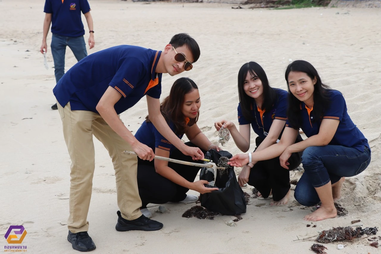 กองแผนงาน มหาวิทยาลัยพะเยา จัดโครงการพัฒนาองค์ความรู้สร้างความเป็นเลิศและกิจกรรมเพื่อสังคม (CSR) จิตอาสากำจัดขยะชายทะเลพัฒนาภูมิทัศน์