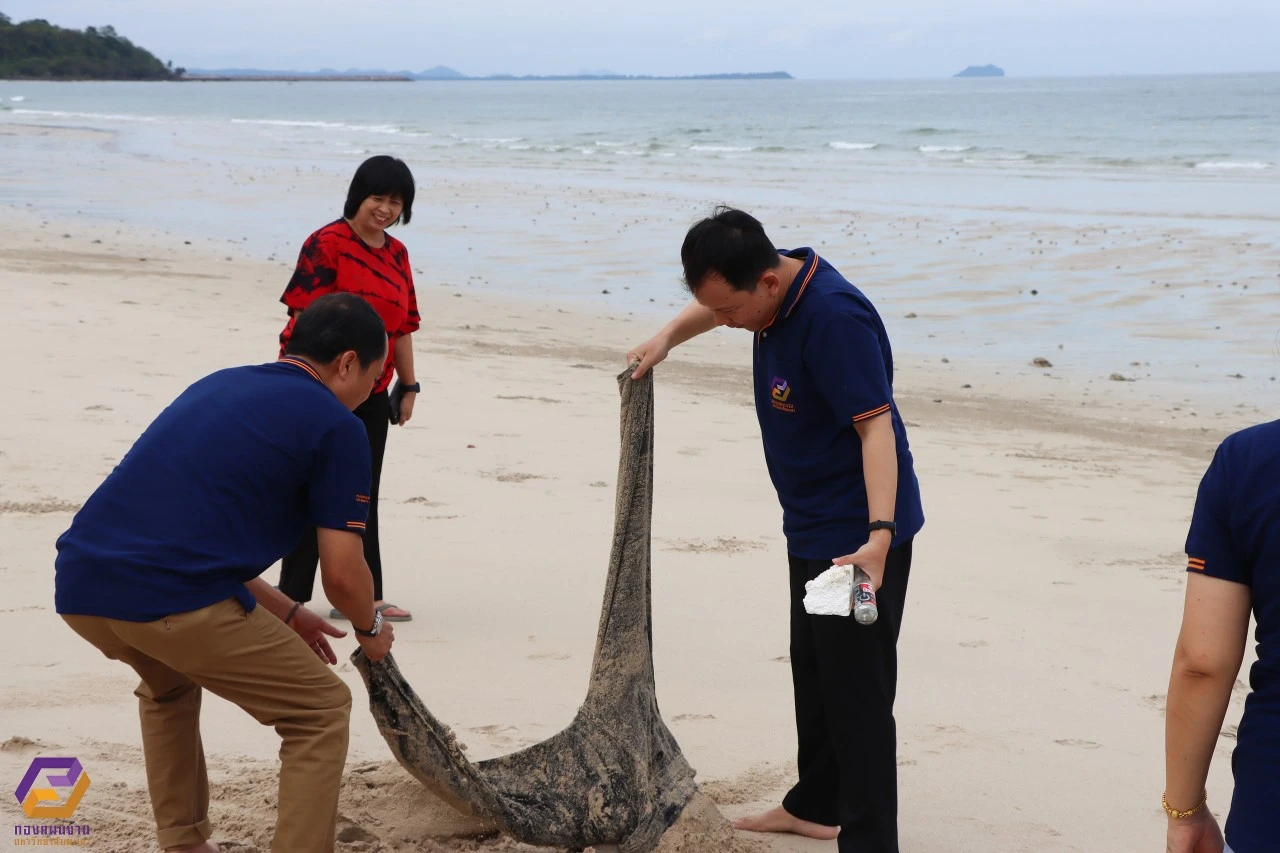 กองแผนงาน มหาวิทยาลัยพะเยา จัดโครงการพัฒนาองค์ความรู้สร้างความเป็นเลิศและกิจกรรมเพื่อสังคม (CSR) จิตอาสากำจัดขยะชายทะเลพัฒนาภูมิทัศน์