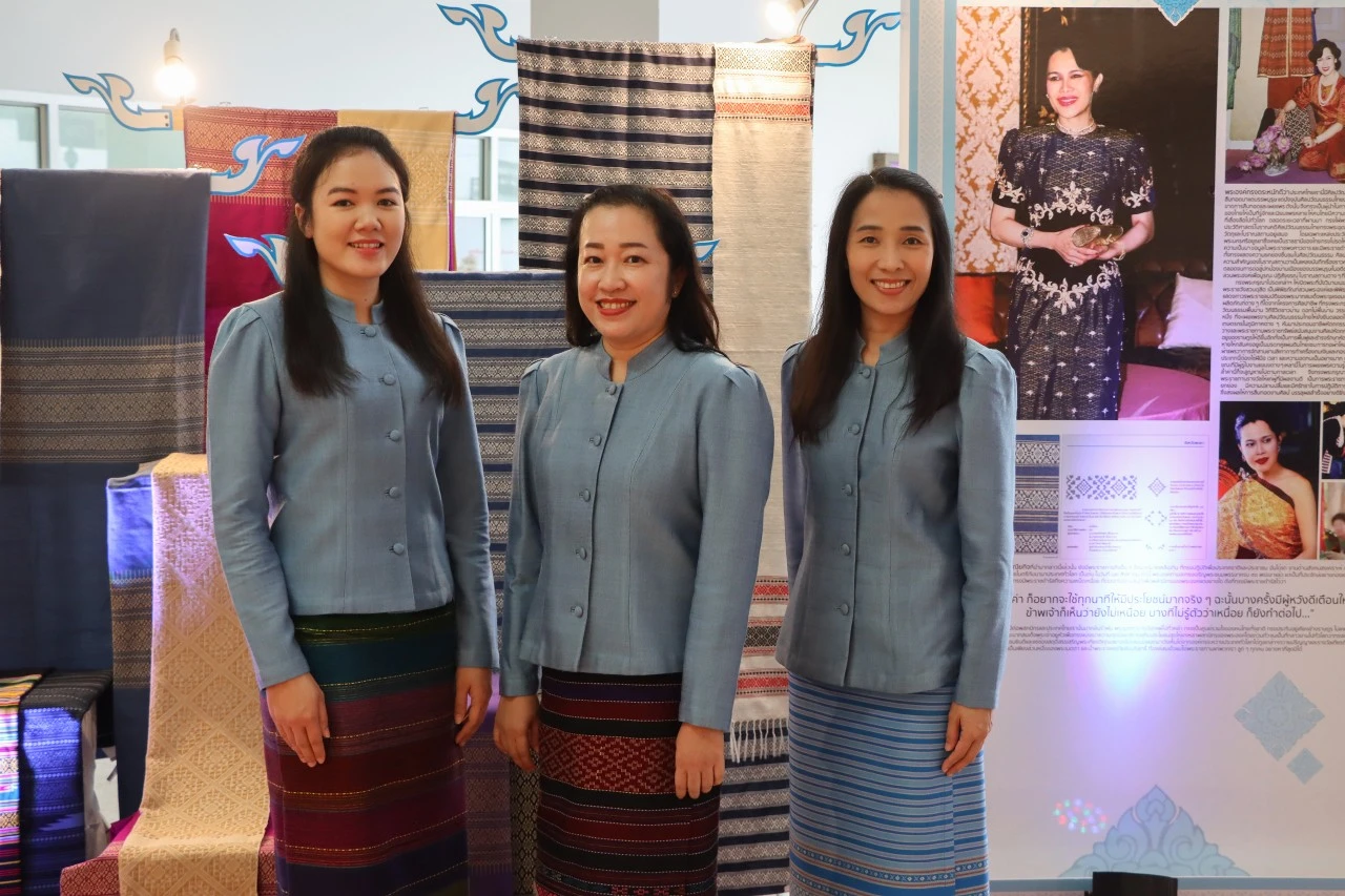 กองแผนงาน มหาวิทยาลัยพะเยา พร้อมใจสวมใส่เสื้อผ้าไทยสีฟ้า เพื่อเฉลิมพระเกียรติ สมเด็จพระนางเจ้าสิริกิติ์ พระบรมราชินีนาถ พระบรมราชชนนีพันปีหลวง เนื่องในโอกาสวันเฉลิมพระชนมพรรษา 90 พรรษา