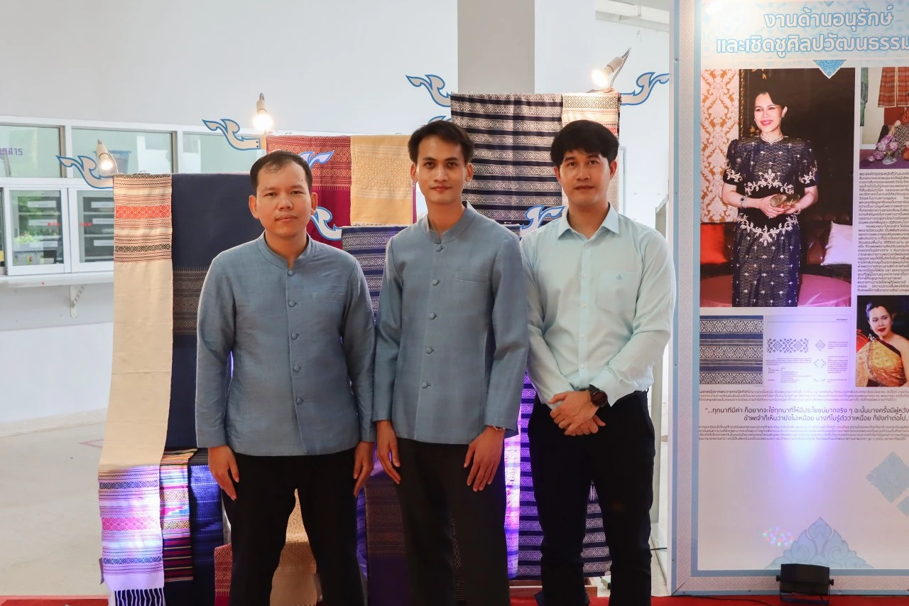 กองแผนงาน มหาวิทยาลัยพะเยา พร้อมใจสวมใส่เสื้อผ้าไทยสีฟ้า เพื่อเฉลิมพระเกียรติ สมเด็จพระนางเจ้าสิริกิติ์ พระบรมราชินีนาถ พระบรมราชชนนีพันปีหลวง เนื่องในโอกาสวันเฉลิมพระชนมพรรษา 90 พรรษา