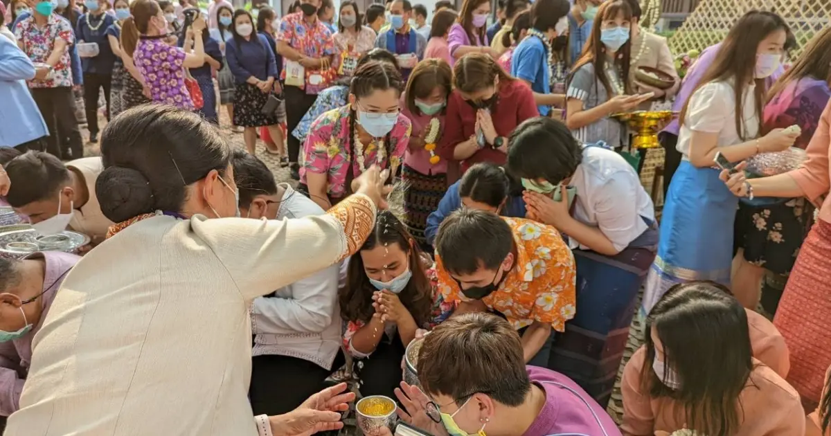 ประเพณีสระเกล้าดำหัวอธิการบดี และผู้อาวุโส เนื่องในเทศกาลสงกรานต์มหาวิทยาลัยพะเยา ประจำปี 2565
